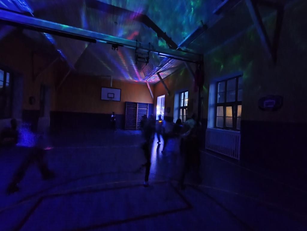 Školní disko aneb neonová jízda v tělocvičně: Tenhle pátek byl legendární!, 13. 3. 2026