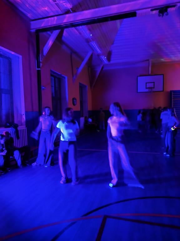 Školní disko aneb neonová jízda v tělocvičně: Tenhle pátek byl legendární!, 13. 3. 2026