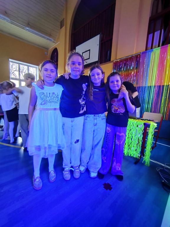 Školní disko aneb neonová jízda v tělocvičně: Tenhle pátek byl legendární!, 13. 3. 2026