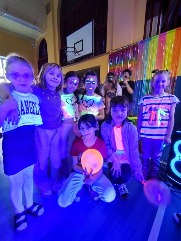 Školní disko aneb neonová jízda v tělocvičně: Tenhle pátek byl legendární!, 13. 3. 2026