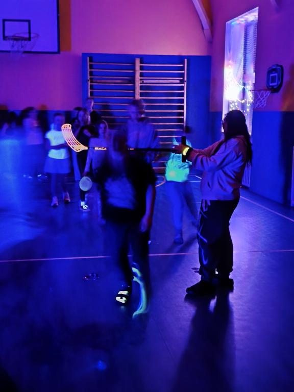 Školní disko aneb neonová jízda v tělocvičně: Tenhle pátek byl legendární!, 13. 3. 2026