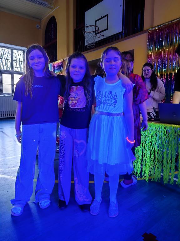Školní disko aneb neonová jízda v tělocvičně: Tenhle pátek byl legendární!, 13. 3. 2026