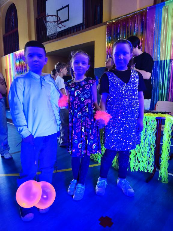 Školní disko aneb neonová jízda v tělocvičně: Tenhle pátek byl legendární!, 13. 3. 2026