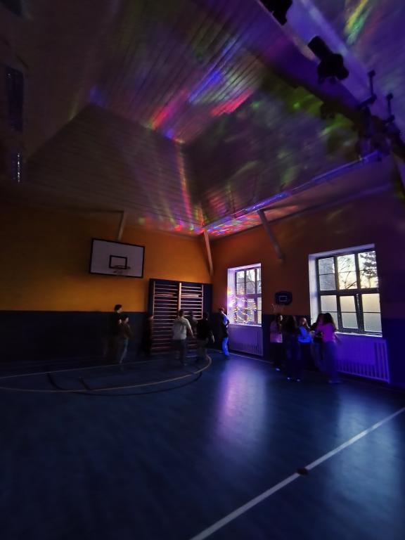 Školní disko aneb neonová jízda v tělocvičně: Tenhle pátek byl legendární!, 13. 3. 2026
