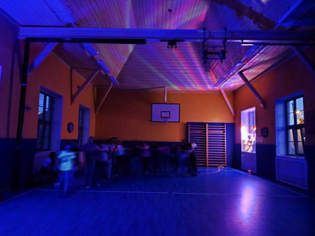 Školní disko aneb neonová jízda v tělocvičně: Tenhle pátek byl legendární!, 13. 3. 2026