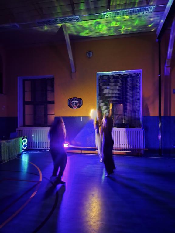 Školní disko aneb neonová jízda v tělocvičně: Tenhle pátek byl legendární!, 13. 3. 2026