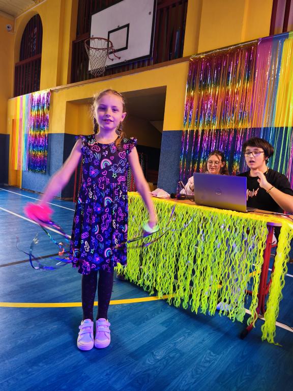 Školní disko aneb neonová jízda v tělocvičně: Tenhle pátek byl legendární!, 13. 3. 2026