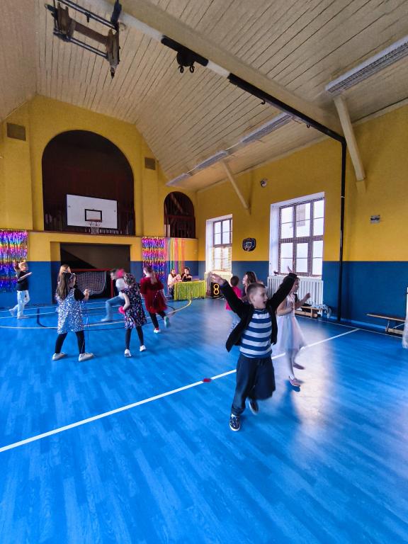 Školní disko aneb neonová jízda v tělocvičně: Tenhle pátek byl legendární!, 13. 3. 2026