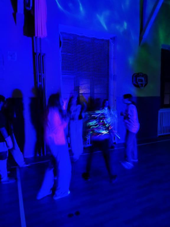 Školní disko aneb neonová jízda v tělocvičně: Tenhle pátek byl legendární!, 13. 3. 2026