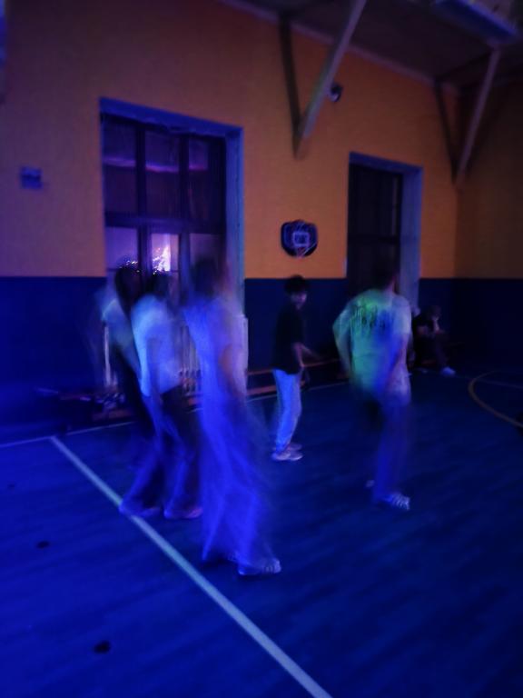 Školní disko aneb neonová jízda v tělocvičně: Tenhle pátek byl legendární!, 13. 3. 2026