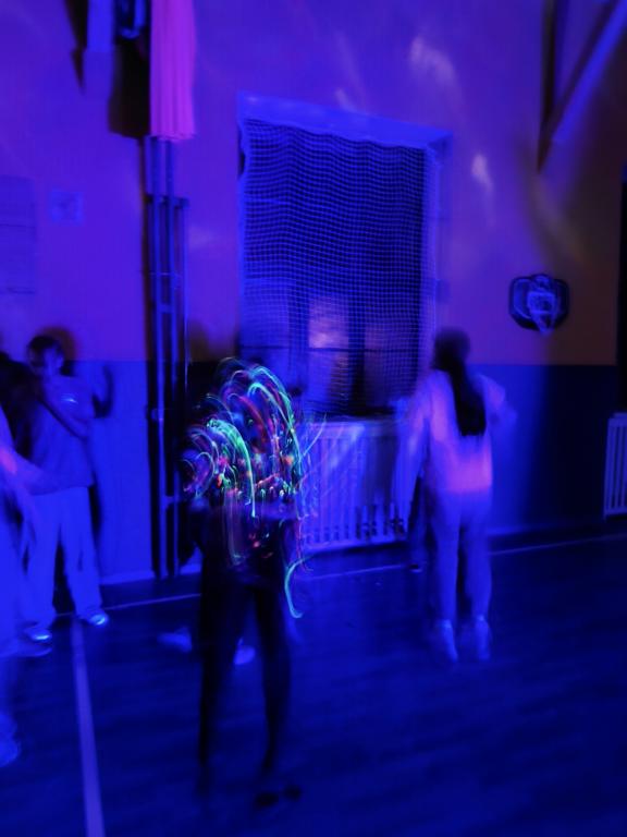 Školní disko aneb neonová jízda v tělocvičně: Tenhle pátek byl legendární!, 13. 3. 2026