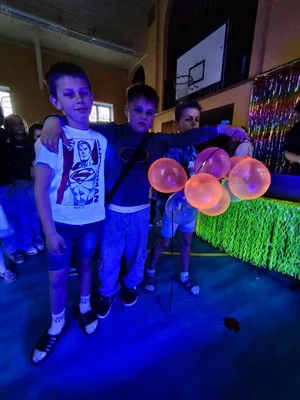 Školní disko aneb neonová jízda v tělocvičně: Tenhle pátek byl legendární!, 13. 3. 2026