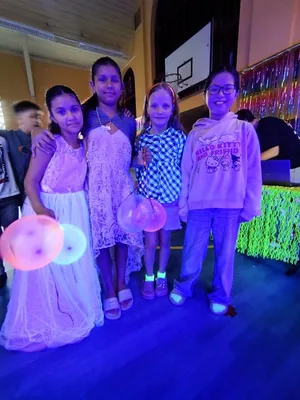 Školní disko aneb neonová jízda v tělocvičně: Tenhle pátek byl legendární!, 13. 3. 2026