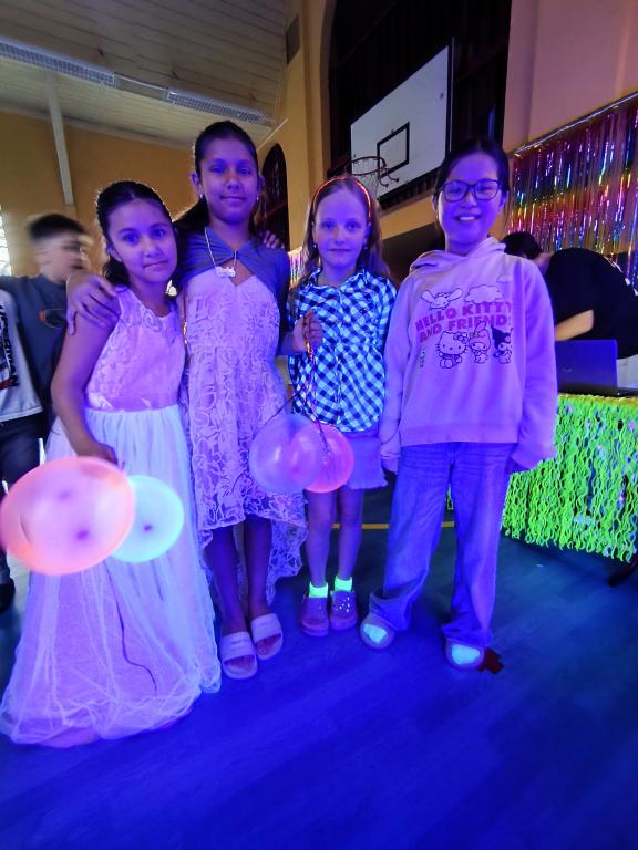 Školní disko aneb neonová jízda v tělocvičně: Tenhle pátek byl legendární!, 13. 3. 2026