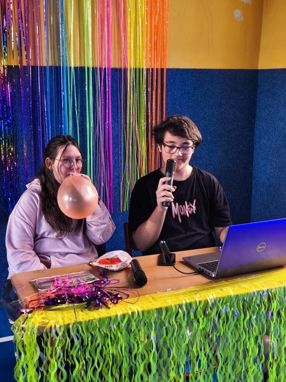 Školní disko aneb neonová jízda v tělocvičně: Tenhle pátek byl legendární!, 13. 3. 2026