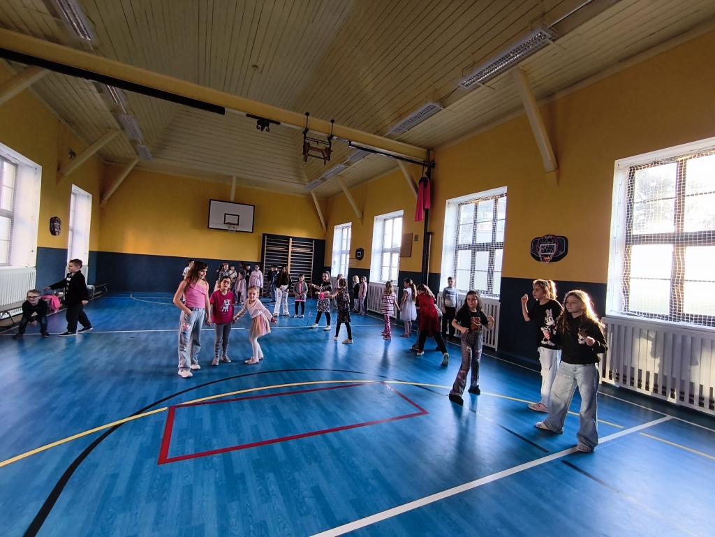 Školní disko aneb neonová jízda v tělocvičně: Tenhle pátek byl legendární!, 13. 3. 2026
