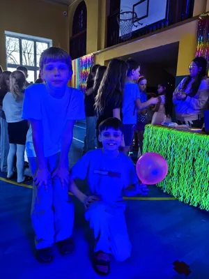 Školní disko aneb neonová jízda v tělocvičně: Tenhle pátek byl legendární!, 13. 3. 2026