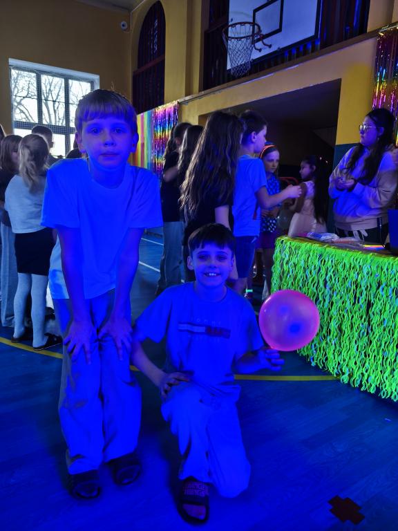 Školní disko aneb neonová jízda v tělocvičně: Tenhle pátek byl legendární!, 13. 3. 2026