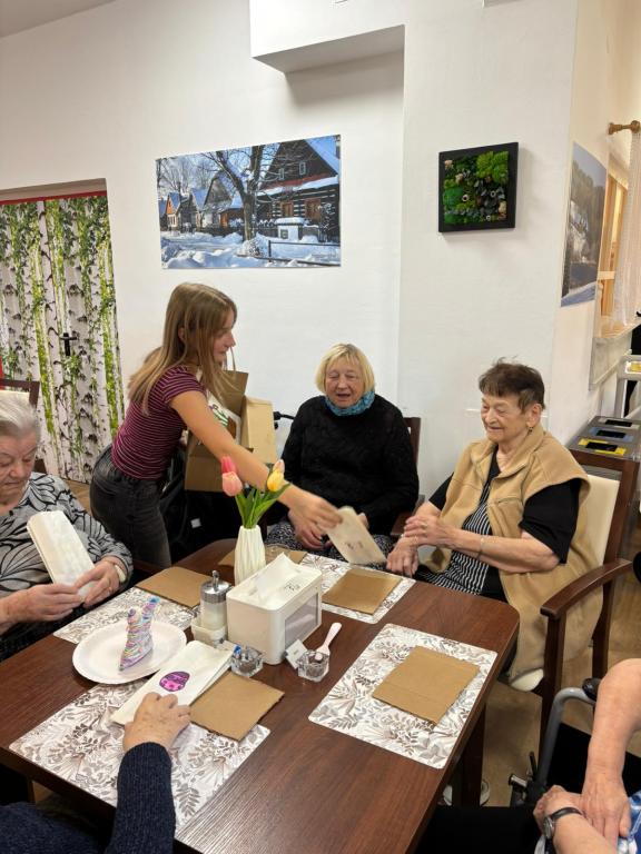 Návštěva 7. třídy v SeniorCentru ve Skutči - společné jarní tvoření, cvičení a zpívání, 8. 4. 2026