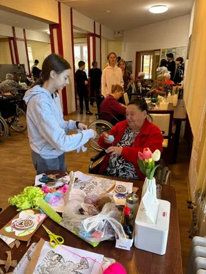 Návštěva 7. třídy v SeniorCentru ve Skutči - společné jarní tvoření, cvičení a zpívání, 8. 4. 2026