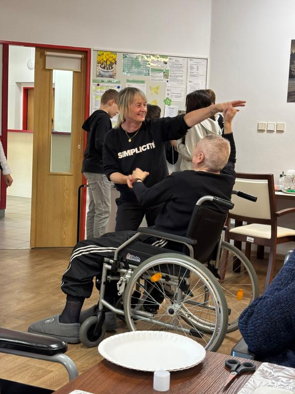Návštěva 7. třídy v SeniorCentru ve Skutči - společné jarní tvoření, cvičení a zpívání, 8. 4. 2026