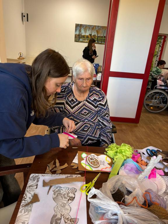 Návštěva 7. třídy v SeniorCentru ve Skutči - společné jarní tvoření, cvičení a zpívání, 8. 4. 2026