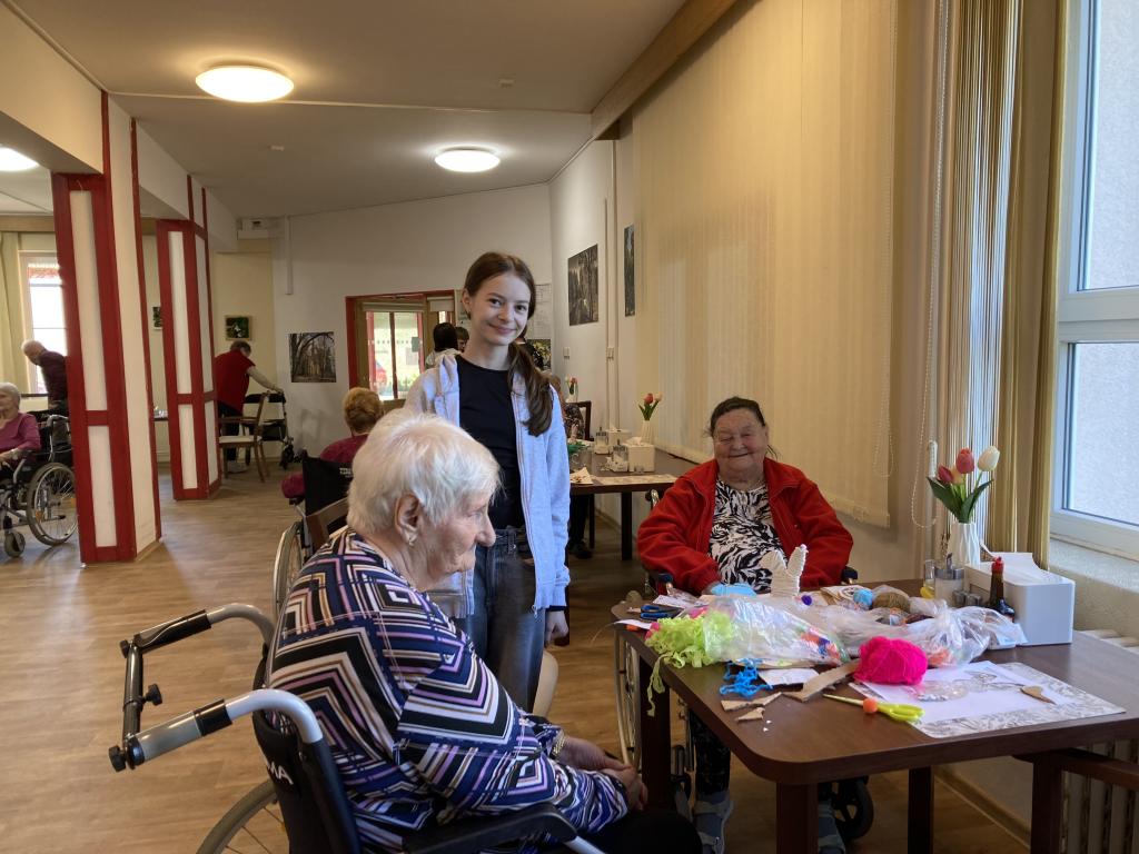 Návštěva 7. třídy v SeniorCentru ve Skutči - společné jarní tvoření, cvičení a zpívání, 8. 4. 2026