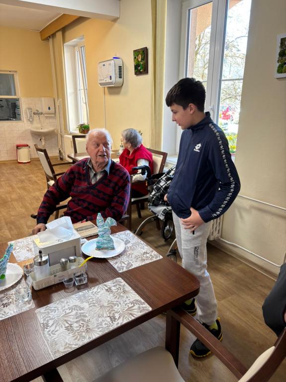 Návštěva 7. třídy v SeniorCentru ve Skutči - společné jarní tvoření, cvičení a zpívání, 8. 4. 2026