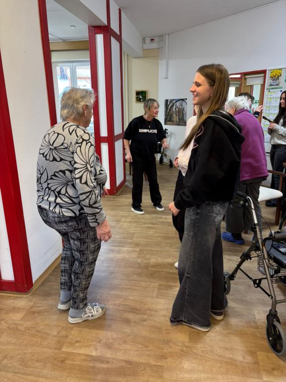 Návštěva 7. třídy v SeniorCentru ve Skutči - společné jarní tvoření, cvičení a zpívání, 8. 4. 2026