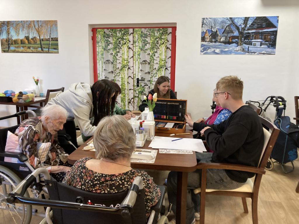 Návštěva 7. třídy v SeniorCentru ve Skutči - společné jarní tvoření, cvičení a zpívání, 8. 4. 2026