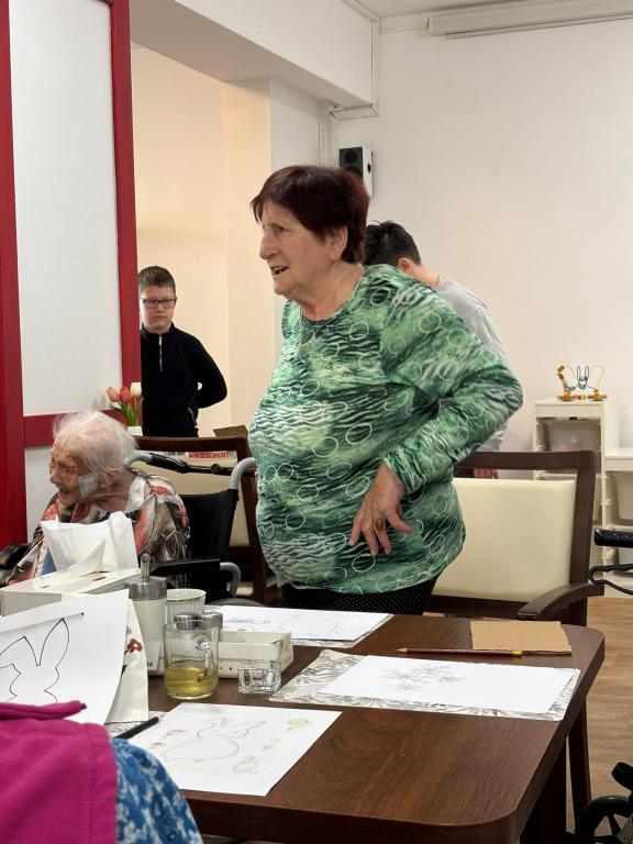Návštěva 7. třídy v SeniorCentru ve Skutči - společné jarní tvoření, cvičení a zpívání, 8. 4. 2026