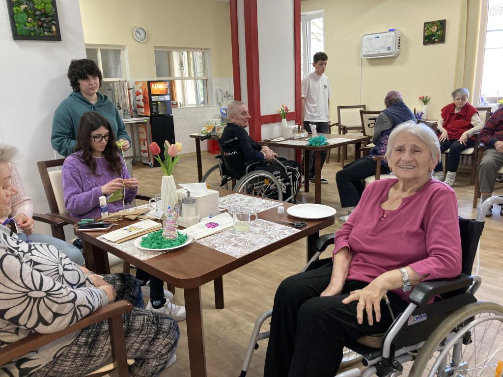 Návštěva 7. třídy v SeniorCentru ve Skutči - společné jarní tvoření, cvičení a zpívání, 8. 4. 2026