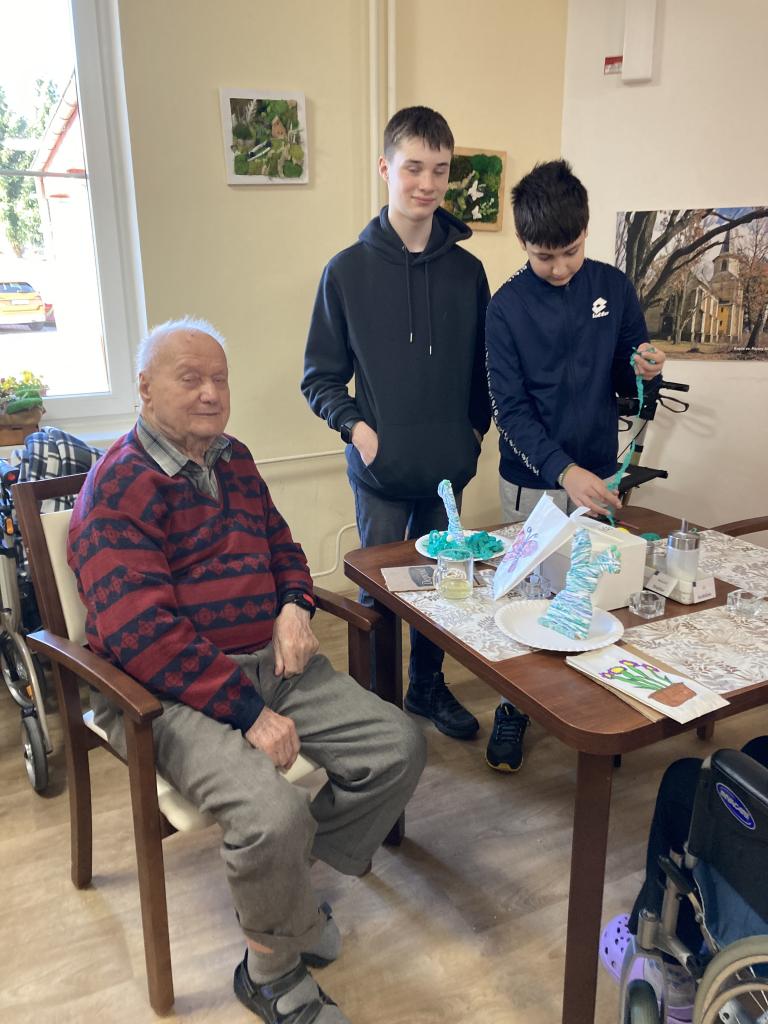 Návštěva 7. třídy v SeniorCentru ve Skutči - společné jarní tvoření, cvičení a zpívání, 8. 4. 2026