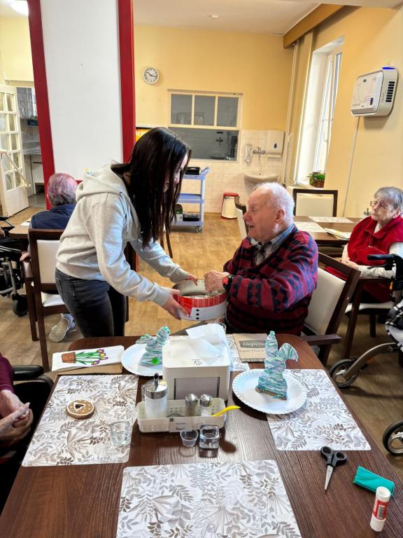 Návštěva 7. třídy v SeniorCentru ve Skutči - společné jarní tvoření, cvičení a zpívání, 8. 4. 2026