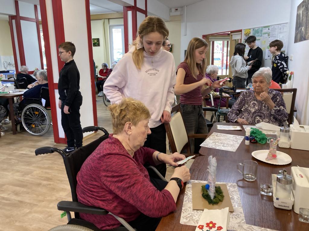 Návštěva 7. třídy v SeniorCentru ve Skutči - společné jarní tvoření, cvičení a zpívání, 8. 4. 2026
