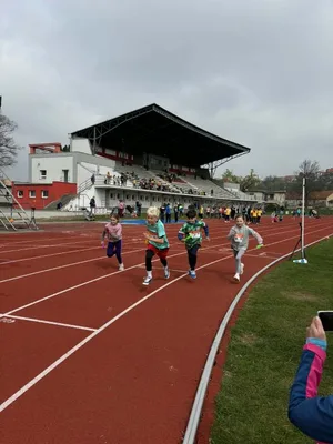 Štafetový běh 1. stupně na atletickém stadionu Emila Zátopka v Chrudimi, 15. 4. 2026