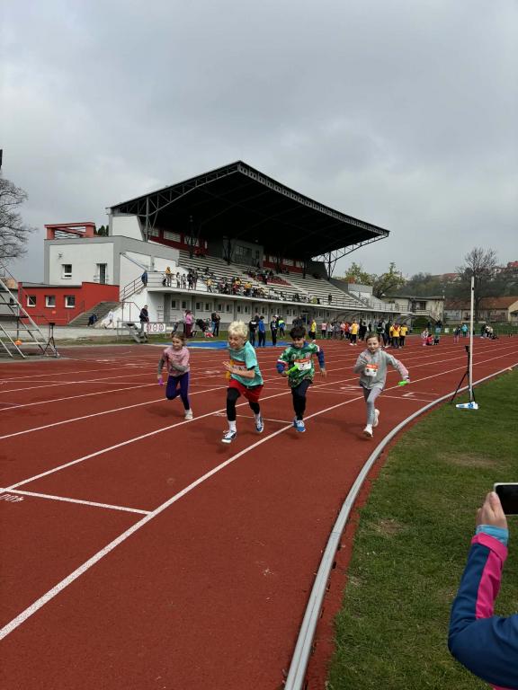 Štafetový běh 1. stupně na atletickém stadionu Emila Zátopka v Chrudimi, 15. 4. 2026