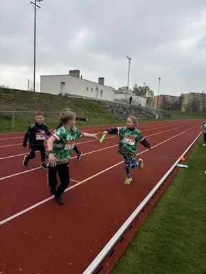 Štafetový běh 1. stupně na atletickém stadionu Emila Zátopka v Chrudimi, 15. 4. 2026