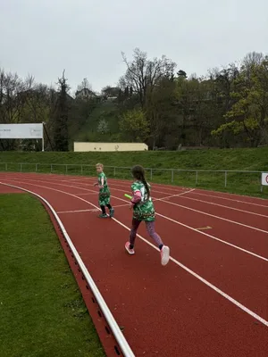 Štafetový běh 1. stupně na atletickém stadionu Emila Zátopka v Chrudimi, 15. 4. 2026