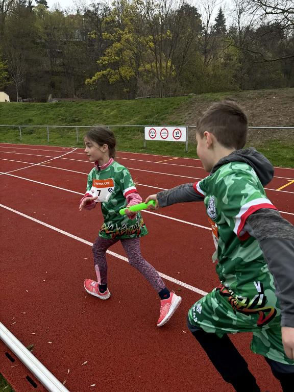 Štafetový běh 1. stupně na atletickém stadionu Emila Zátopka v Chrudimi, 15. 4. 2026