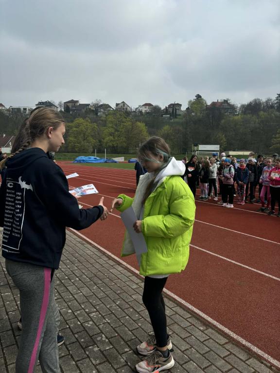 Štafetový běh 1. stupně na atletickém stadionu Emila Zátopka v Chrudimi, 15. 4. 2026