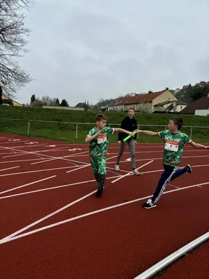 Štafetový běh 1. stupně na atletickém stadionu Emila Zátopka v Chrudimi, 15. 4. 2026