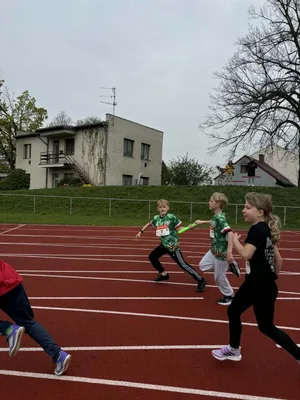 Štafetový běh 1. stupně na atletickém stadionu Emila Zátopka v Chrudimi, 15. 4. 2026