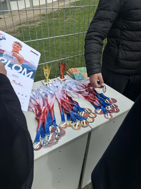 Štafetový běh 1. stupně na atletickém stadionu Emila Zátopka v Chrudimi, 15. 4. 2026