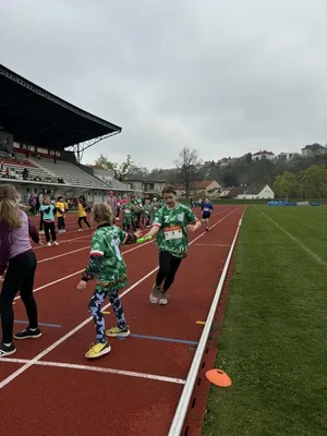 Štafetový běh 1. stupně na atletickém stadionu Emila Zátopka v Chrudimi, 15. 4. 2026