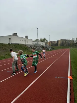 Štafetový běh 1. stupně na atletickém stadionu Emila Zátopka v Chrudimi, 15. 4. 2026