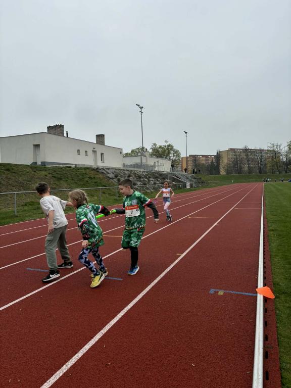 Štafetový běh 1. stupně na atletickém stadionu Emila Zátopka v Chrudimi, 15. 4. 2026