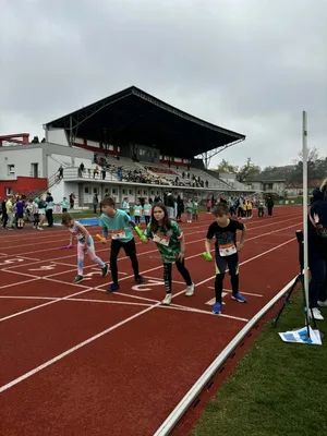 Štafetový běh 1. stupně na atletickém stadionu Emila Zátopka v Chrudimi, 15. 4. 2026