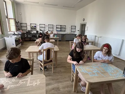 Game over! Enjoy the holidays. Poslední hodinu angličtiny jsme zakončili scrable, písničkami a dobrou náladou., 23. 6. 2026