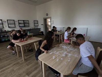 Game over! Enjoy the holidays. Poslední hodinu angličtiny jsme zakončili scrable, písničkami a dobrou náladou., 23. 6. 2026